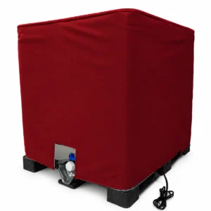Cubierta impermeable roja instalada cubriendo completamente un contenedor IBC.